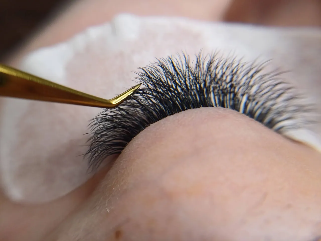 Detaliu al aplicării extensiilor de gene cu penseta