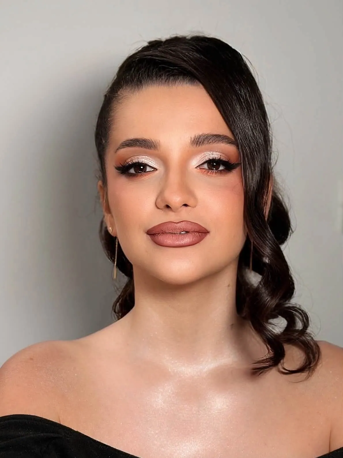 Portret de clientă brunetă cu machiaj realizat de Corina